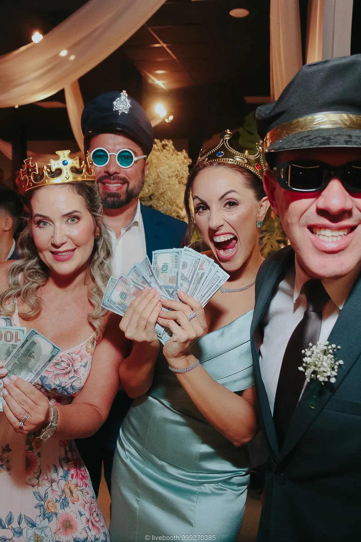 Quatro amigos com coroa, óculos e dinheiro de brinquedo em uma festa, com tratamento
