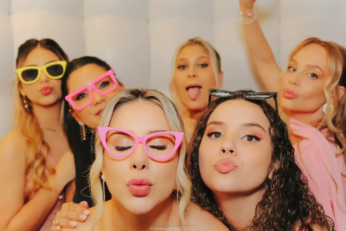 Foto de convidados em uma cabine Livebooth