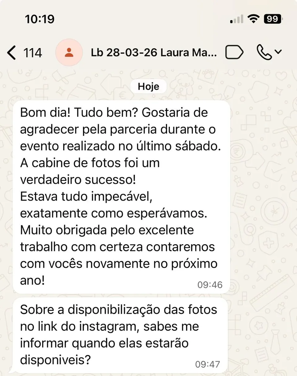 Captura de tela de uma mensagem de cliente: A cabine de fotos foi um verdadeiro sucesso! Estava tudo impecável, exatamente como esperávamos.